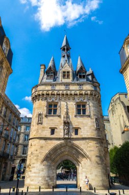 Bordeaux, Fransa - 27 Haziran 2016: La Porte Cailhau Kulesi kapısı Bordeaux şehrinde bir güzel yaz günü, Fransa üzerinde 27 Haziran 2016