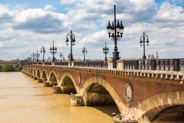 Bordeaux, Fransa - 27 Haziran 2016: Pont de pierre, eski taşlı Bridge'de Bordeaux güzel yaz günü, Fransa