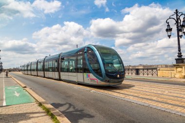 Bordeaux, Fransa - 27 Haziran 2016: Bir güzel yaz günü, 27 Haziran 2016 Fransa'da Bordeaux Modern şehir tramvay