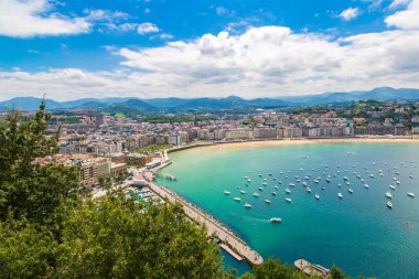 San Sebastian, İspanya - 24 Haziran 2016: Panoramik hava görünümünde San Sebastian (Donostia) bir güzel yaz günü, İspanya