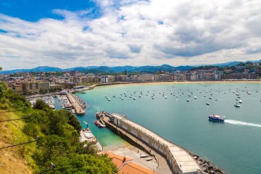 San Sebastian, İspanya - 24 Haziran 2016: San Sebastian (Donostia) bir güzel yaz günü, 24 Haziran 2016 İspanya eski hardbour