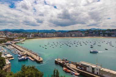 San Sebastian, İspanya - 24 Haziran 2016: San Sebastian (Donostia) bir güzel yaz günü, 24 Haziran 2016 İspanya eski hardbour