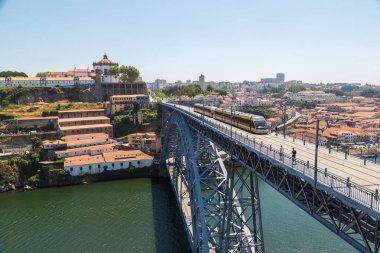 Porto, Portekiz - 12 Haziran 2016: Panoramik hava görünümünde Porto Dom Luis köprünün bir güzel yaz günü, Portekiz