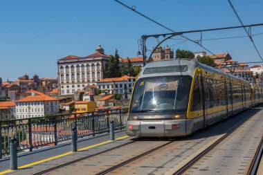 Porto, Portekiz - 12 Haziran 2016: Modern metro tren Köprüsü'nde bir güzel yaz günü Porto, Portekiz üzerinde 12 Haziran 2016