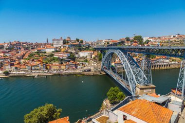 Porto, Portekiz - 12 Haziran 2016: Panoramik hava görünümünde Porto Dom Luis köprünün bir güzel yaz günü, Portekiz