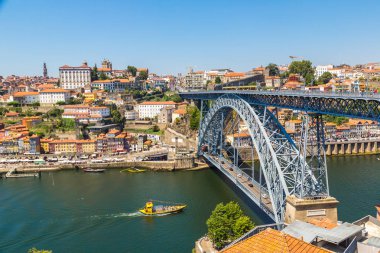 Porto, Portekiz - 12 Haziran 2016: Panoramik hava görünümünde Porto Dom Luis köprünün bir güzel yaz günü, Portekiz