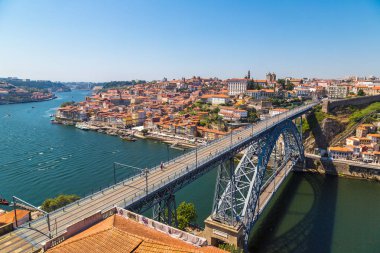 Porto, Portekiz - 12 Haziran 2016: Panoramik hava görünümünde Porto Dom Luis köprünün bir güzel yaz günü, Portekiz
