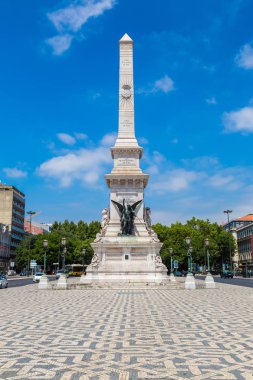 Lizbon, Portekiz - 12 Haziran 2016: Restoratör Restauradores Meydanı bir güzel yaz günü, Portekiz üzerinde 12 Haziran 2016'Lizbon anıt