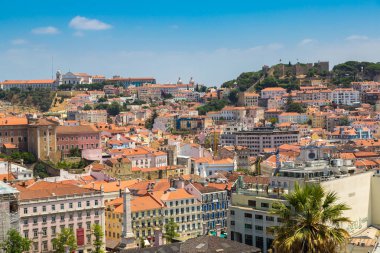 Lisbon, Portekiz - 12 Haziran 2016: Panoramik hava görünümünde Lizbon ve Sao Jorge Kalesi bir güzel yaz günü, Portekiz
