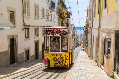 Lisbon, Portekiz - 12 Haziran 2016: Gloria füniküler bir güzel yaz günü, Portekiz üzerinde 12 Haziran 2016 yılında Lizbon şehir merkezi