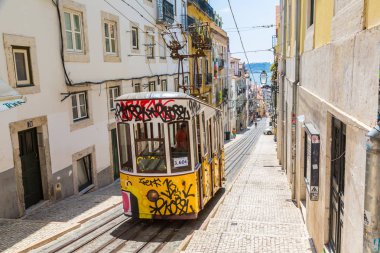 Lisbon, Portekiz - 12 Haziran 2016: Gloria füniküler bir güzel yaz günü, Portekiz üzerinde 12 Haziran 2016 yılında Lizbon şehir merkezi