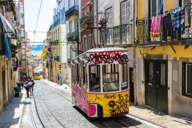 Lisbon, Portekiz - 12 Haziran 2016: Gloria füniküler bir güzel yaz günü, Portekiz üzerinde 12 Haziran 2016 yılında Lizbon şehir merkezi