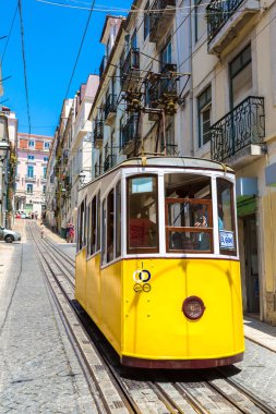 Lisbon, Portekiz - 12 Haziran 2016: Gloria füniküler bir güzel yaz günü, Portekiz üzerinde 12 Haziran 2016 yılında Lizbon şehir merkezi