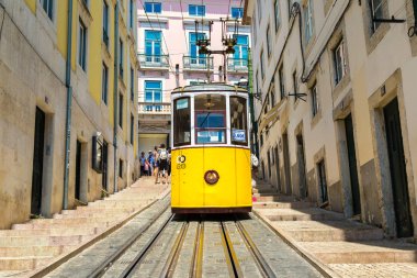 Lisbon, Portekiz - 12 Haziran 2016: Gloria füniküler bir güzel yaz günü, Portekiz üzerinde 12 Haziran 2016 yılında Lizbon şehir merkezi
