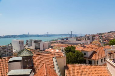 Lisbon, Portekiz - 12 Haziran 2016: Panoramik hava görünümünde Lizbon bir güzel yaz günü, Portekiz
