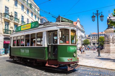 Lisbon, Portekiz - 12 Haziran 2016: Vintage tramvay bir güzel yaz günü, Portekiz üzerinde 12 Haziran 2016 yılında Lizbon şehir merkezi
