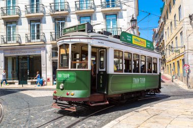 Lisbon, Portekiz - 12 Haziran 2016: Vintage tramvay bir güzel yaz günü, Portekiz üzerinde 12 Haziran 2016 yılında Lizbon şehir merkezi