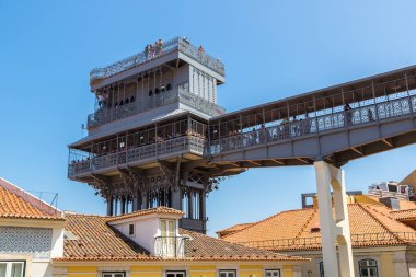 Lisbon, Portekiz - 12 Haziran 2016: Raoul Mesnard tarafından 1902 yılında Lizbon'da bir güzel yaz günü, Portekiz inşa Santa Justa asansör