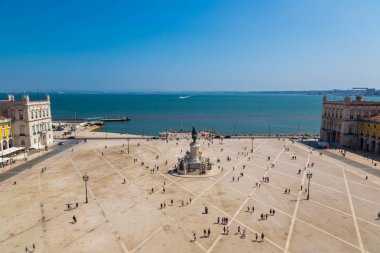 Lisbon, Portekiz - 12 Haziran 2016: Praça do Comercio (ticaret kare) ve Kral Jose heykeli ben bir güzel yaz günü, Portekiz Lizbon