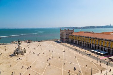 Lisbon, Portekiz - 12 Haziran 2016: Praça do Comercio (ticaret kare) ve Kral Jose heykeli ben bir güzel yaz günü, Portekiz Lizbon