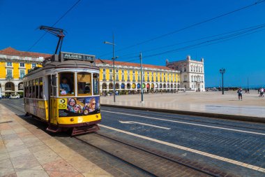 Lisbon, Portekiz - 12 Haziran 2016: Vintage tramvay bir güzel yaz günü, Portekiz üzerinde 12 Haziran 2016 yılında Lizbon şehir merkezi