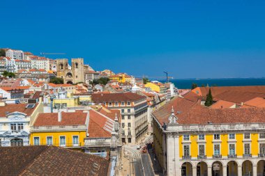 Lisbon, Portekiz - 12 Haziran 2016: Panoramik hava görünümünde Lizbon bir güzel yaz günü, Portekiz