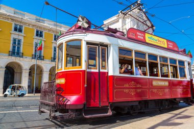 Lisbon, Portekiz - 12 Haziran 2016: Vintage tramvay bir güzel yaz günü, Portekiz üzerinde 12 Haziran 2016 yılında Lizbon şehir merkezi