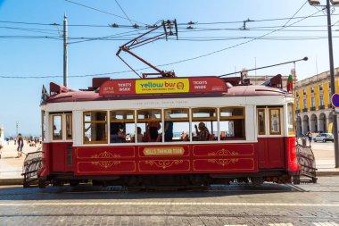 Lisbon, Portekiz - 12 Haziran 2016: Vintage tramvay bir güzel yaz günü, Portekiz üzerinde 12 Haziran 2016 yılında Lizbon şehir merkezi