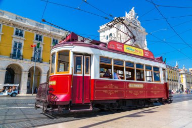 Lisbon, Portekiz - 12 Haziran 2016: Vintage tramvay bir güzel yaz günü, Portekiz üzerinde 12 Haziran 2016 yılında Lizbon şehir merkezi