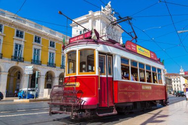 Lisbon, Portekiz - 12 Haziran 2016: Vintage tramvay bir güzel yaz günü, Portekiz üzerinde 12 Haziran 2016 yılında Lizbon şehir merkezi