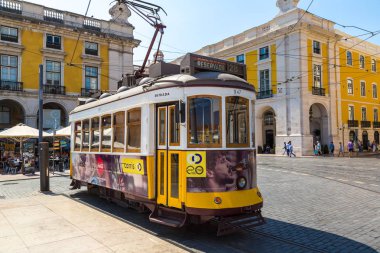Lisbon, Portekiz - 12 Haziran 2016: Vintage tramvay bir güzel yaz günü, Portekiz üzerinde 12 Haziran 2016 yılında Lizbon şehir merkezi