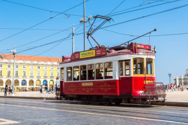 Lisbon, Portekiz - 12 Haziran 2016: Vintage tramvay bir güzel yaz günü, Portekiz üzerinde 12 Haziran 2016 yılında Lizbon şehir merkezi