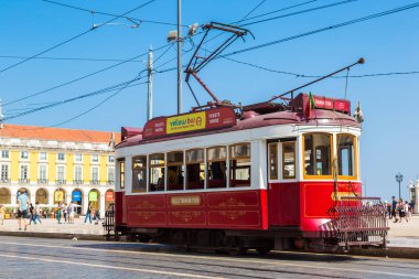 Lisbon, Portekiz - 12 Haziran 2016: Vintage tramvay bir güzel yaz günü, Portekiz üzerinde 12 Haziran 2016 yılında Lizbon şehir merkezi