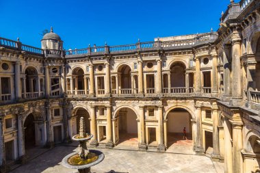 Estoril, Portekiz - 21 Haziran 2016: Merkezi kare iç Ortaçağ Templar kalede tomar bir güzel yaz günü, Portekiz