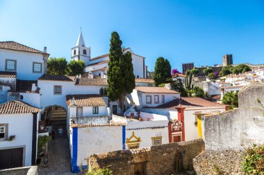 Obidos, Portekiz - 27 Haziran 2016: Hava panoramik ortaçağ kasabasında Obidos bir güzel yaz günü, Portekiz
