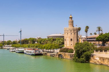 Sevilla, İspanya - 27 Haziran 2016: Altın Kule (Torre del Oro) bir güzel yaz günü, İspanya Sevilla Guadalquivir Nehri boyunca