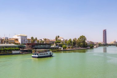 Sevilla, İspanya - 27 Haziran 2016: Bir güzel yaz günü, İspanya Sevilla, Guadalquivir Nehri
