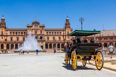 Sevilla, İspanya - 27 Haziran 2016: İspanyol Meydanı (Plaza de Espana) ve bir güzel yaz günü, İspanya Sevilla at arabası