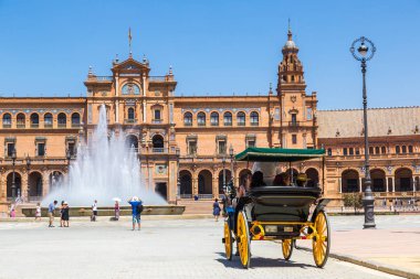 Sevilla, İspanya - 27 Haziran 2016: İspanyol Meydanı (Plaza de Espana) ve bir güzel yaz günü, İspanya Sevilla at arabası