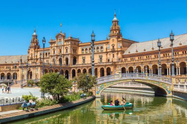 Sevilla, İspanya - 11 Haziran 2016: Turist float kanal İspanyolca kare (Plaza de Espana), İspanya 11 Haziran 2016 üzerinde bir teknede