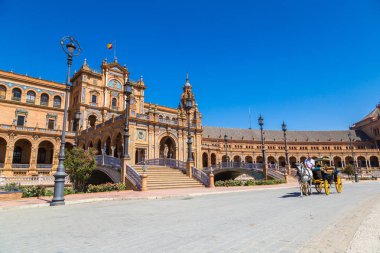 Sevilla, İspanya - 27 Haziran 2016: İspanyol Meydanı (Plaza de Espana) ve bir güzel yaz günü, İspanya Sevilla at arabası