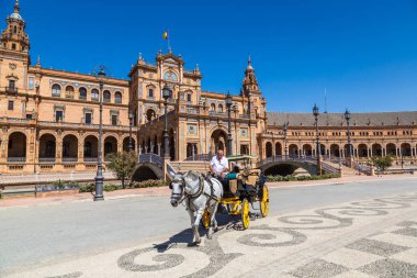 Sevilla, İspanya - 27 Haziran 2016: İspanyol Meydanı (Plaza de Espana) ve bir güzel yaz günü, İspanya Sevilla at arabası