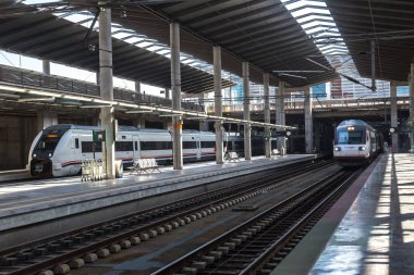 Cordoba, İspanya - 27 Haziran 2016: Tren istasyonunda bir güzel yaz günü, İspanya Cordoba