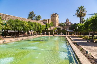 Cordoba, İspanya - 27 Haziran 2016: Çeşmeler ve bahçeleri, Alcazar de los Reyes Cristianos Cordoba bir güzel yaz günü, İspanya
