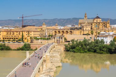 Cordoba, İspanya - 27 Haziran 2016: Ulu Cami (Endülüs Katedrali) ve Roma Köprüsü bir güzel yaz günü, İspanya Cordoba Guadalquivir Nehri üzerinde