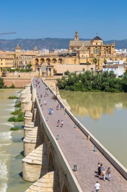 Cordoba, İspanya - 27 Haziran 2016: Ulu Cami (Endülüs Katedrali) ve Roma Köprüsü bir güzel yaz günü, İspanya Cordoba Guadalquivir Nehri üzerinde