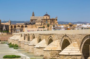 Cordoba, İspanya - 27 Haziran 2016: Ulu Cami (Endülüs Katedrali) ve Roma Köprüsü bir güzel yaz günü, İspanya Cordoba Guadalquivir Nehri üzerinde