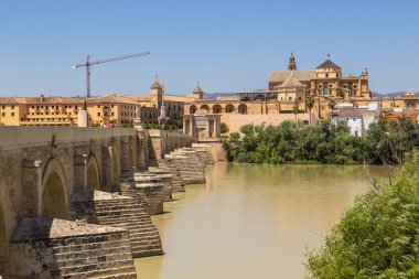 Cordoba, İspanya - 27 Haziran 2016: Ulu Cami (Endülüs Katedrali) ve Roma Köprüsü bir güzel yaz günü, İspanya Cordoba Guadalquivir Nehri üzerinde