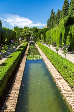Granada, İspanya - 14 Haziran 2016: Bahçeleri ve çeşmeler Granada'da Alhambra Sarayı bir güzel yaz günü, İspanya üzerinde 14 Haziran 2016 '