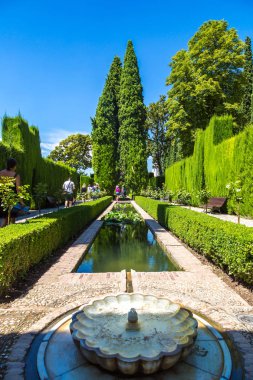 Granada, İspanya - 14 Haziran 2016: Bahçeleri ve çeşmeler Granada'da Alhambra Sarayı bir güzel yaz günü, İspanya üzerinde 14 Haziran 2016 '